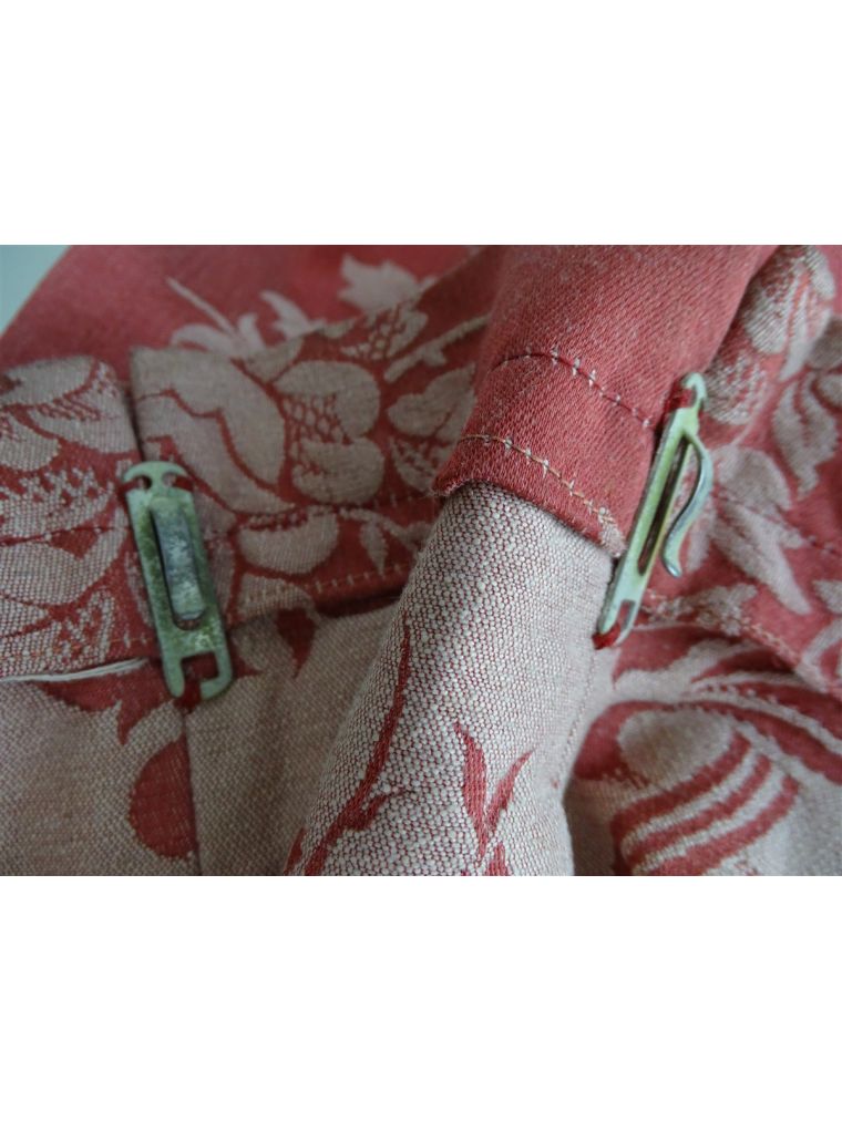 Paire de coussins anciens en soie à motif de fleurs sur fond noir - Le