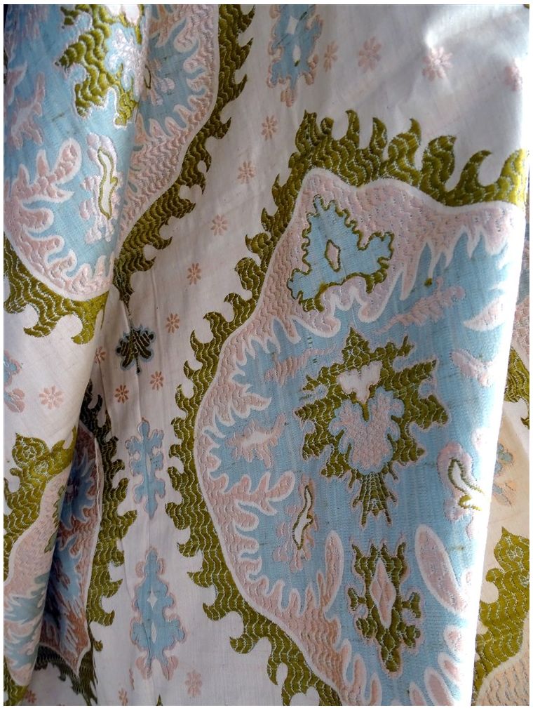 Châle En Soie Brodé Main Couleur Os Clair - Espagne XIXème Siècle - Vintage
